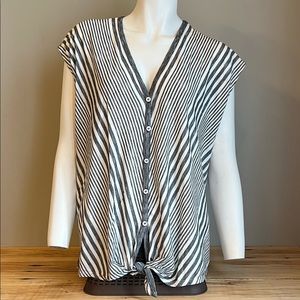 NWT Max Studio sleeveless button down top size medium